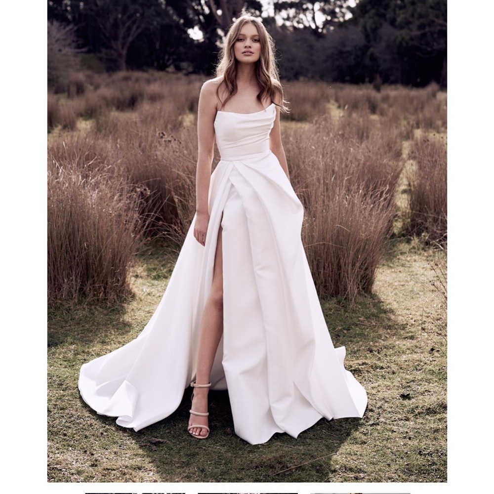 Chic Strapless White Wedding Dress